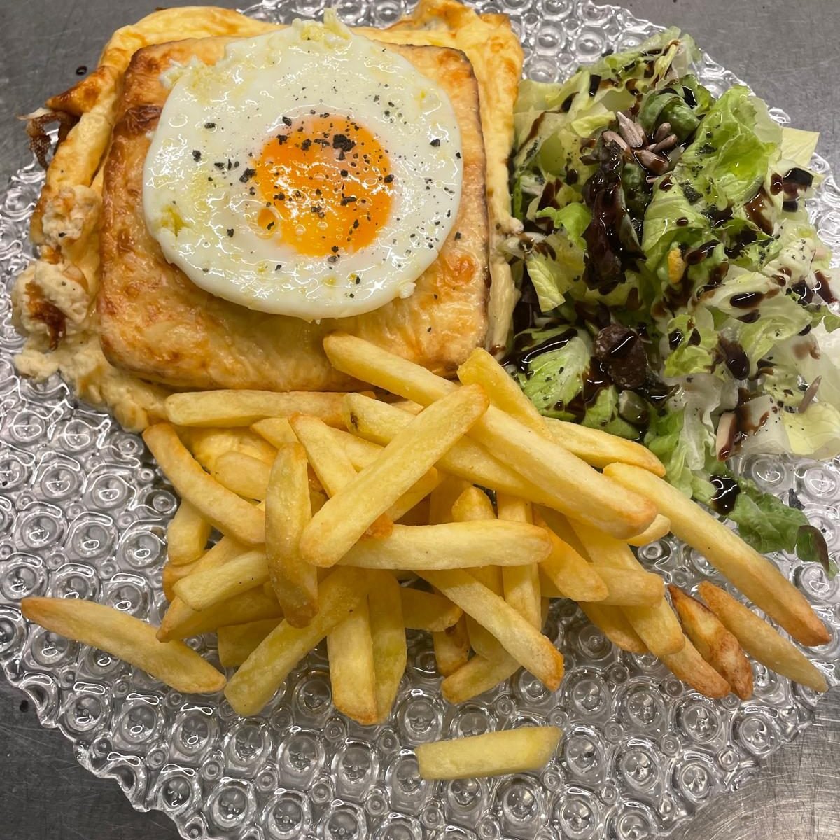 Croque-madame con patatas y ensalada servido un domingo en El salon de mi casa, Bilbao