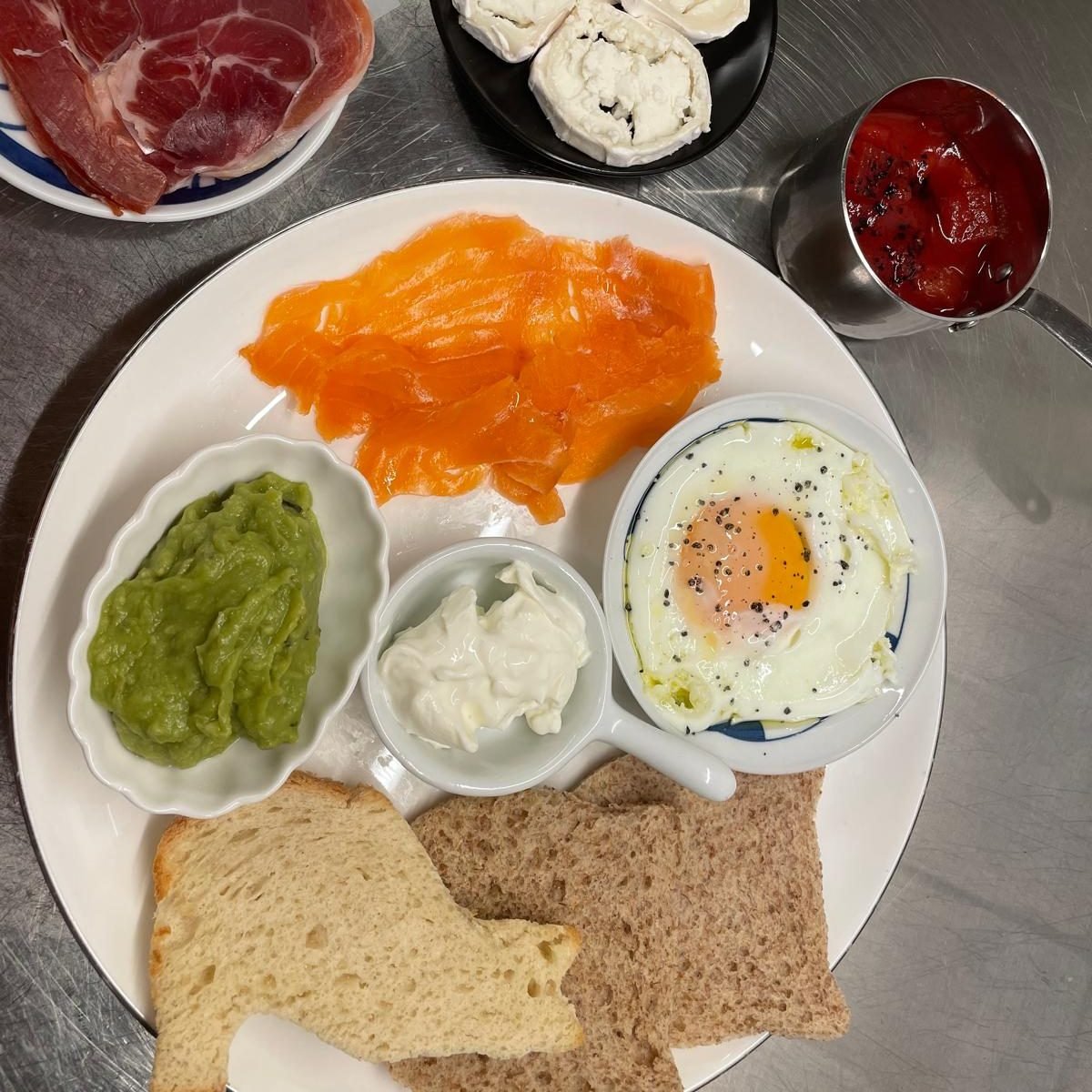 Entrada gastro con salmon, jamon, queso de cabra y huevo, con pan cortado en forma de gato